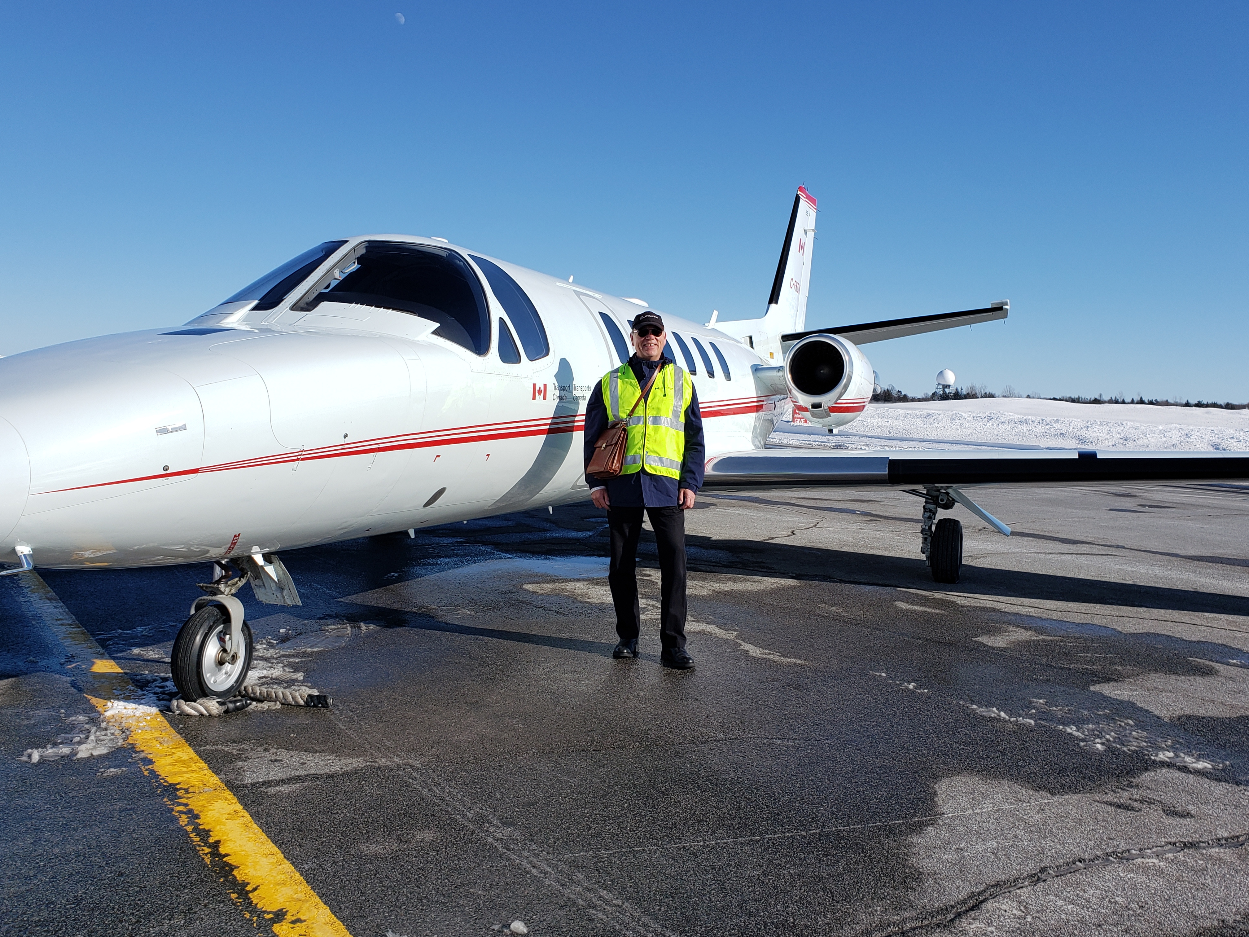 Brad Fowles, inspecteur de la sécurité des opérations et de l’assurance de la qualité à la direction générale des Services des aéronefs de Transports Canada, devant un C-550 Citation de Transports Canada.