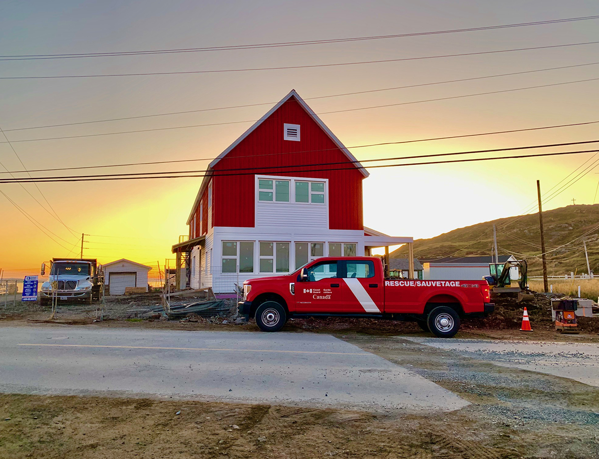 Coucher de soleil à la nouvelle station de recherche et de sauvetage de la Garde côtière canadienne de Twillingate, à Terre-Neuve-et-Labrador.