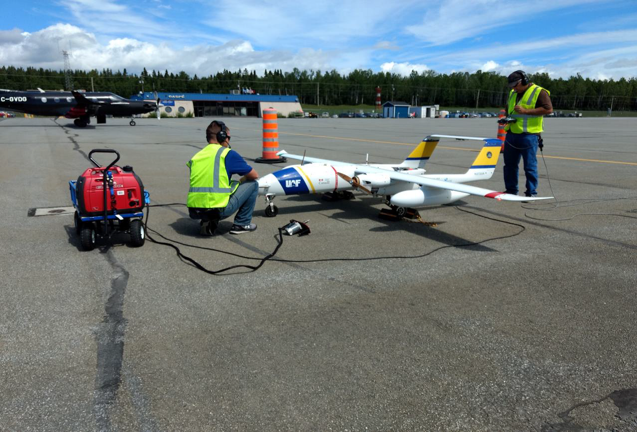 Une équipe au sol entretenant un drone du Programme national de surveillance aérienne du Canada.
