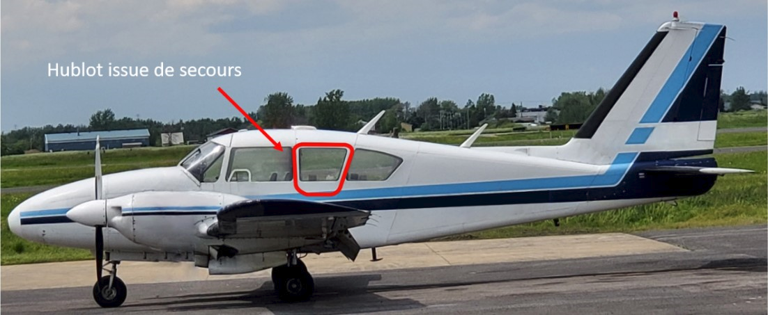 Photo 1 – Vue latérale de l’aéronef Piper PA-23-250 montrant le hublot issue de secours (Source : BST A19Q0091)