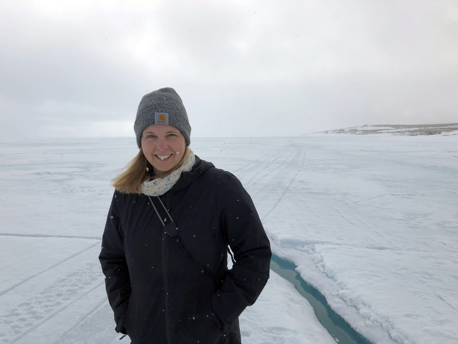 Paula Doucette, de l’équipe du Plan de protection des océans, pose devant le passage du Nord-Ouest