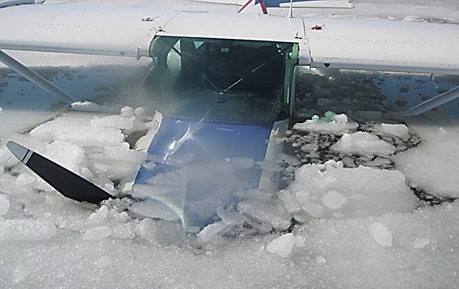 Crédit : Doug Ronan - Avion semi-submergé à travers la glace