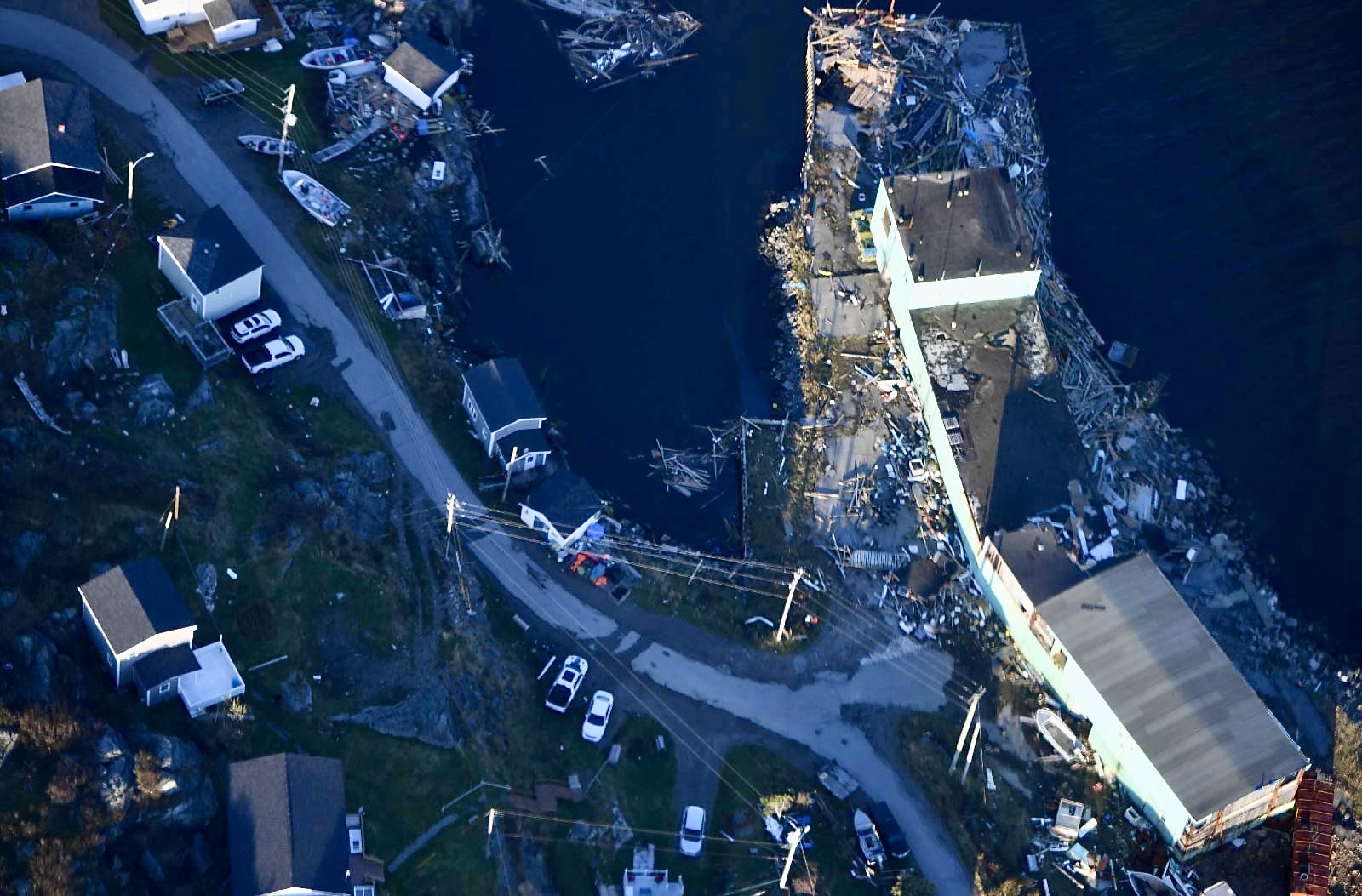 Une photo de surveillance aérienne prise par l'équipe du Programme national de surveillance aérienne montre les dégâts de l'ouragan Fiona sur une communauté côtière du Canada atlantique.