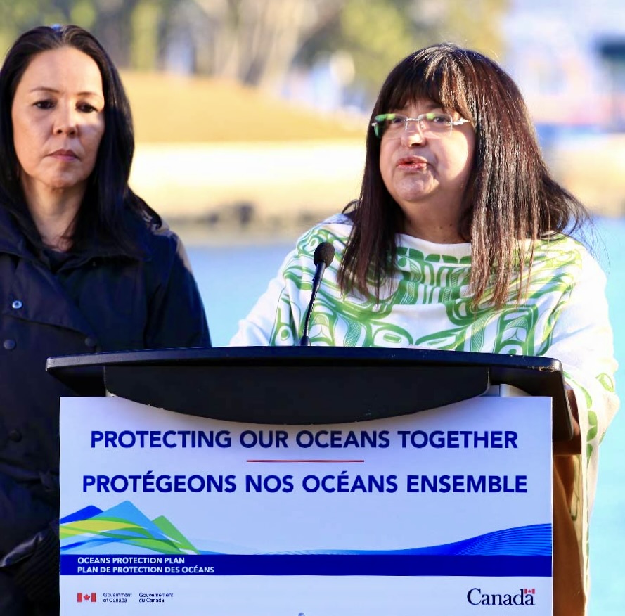 La chef Marilyn Slett, de la Nation Heiltsuk, parle de l'importance continue des partenariats autochtones dans le plan de protection des océans. À ses côtés, Louisa Housty-Jones, membre et conseillère de la Nation Heiltsuk.