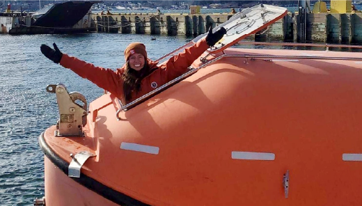 Morgan dans une embarcation de survie dans le détroit de Canso, en Nouvelle-Écosse.