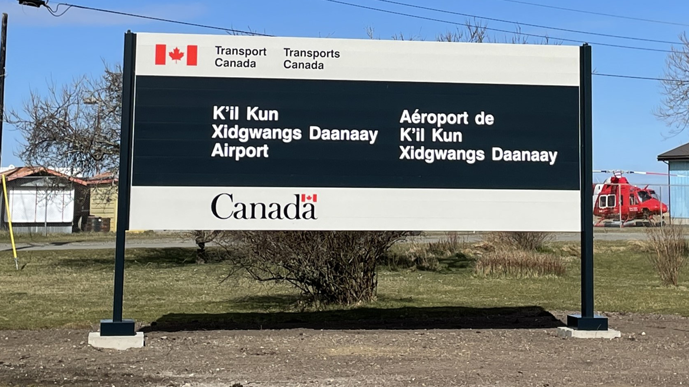 K'il Kun Xidgwangs Daanaay Airport entrance signage.