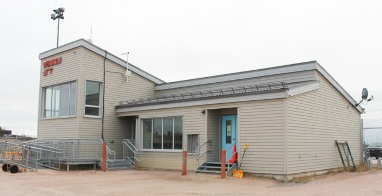 Extérieur de l’aérogare de l’aéroport de Wemindji